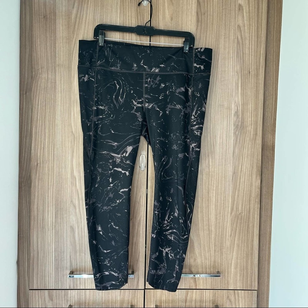 Athleta Velocity Stash Pocket 7/8 Marble Tight